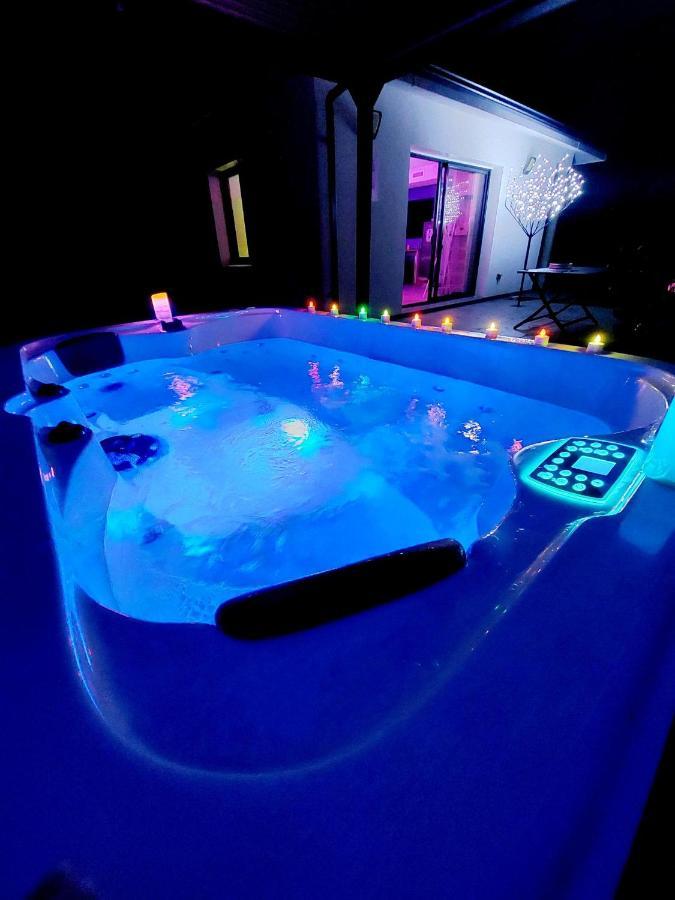 Un Sejour Romantique En Couple Avec Jacuzzi Prive Chromotherapie Jardin Maison Privee Ychoux Εξωτερικό φωτογραφία