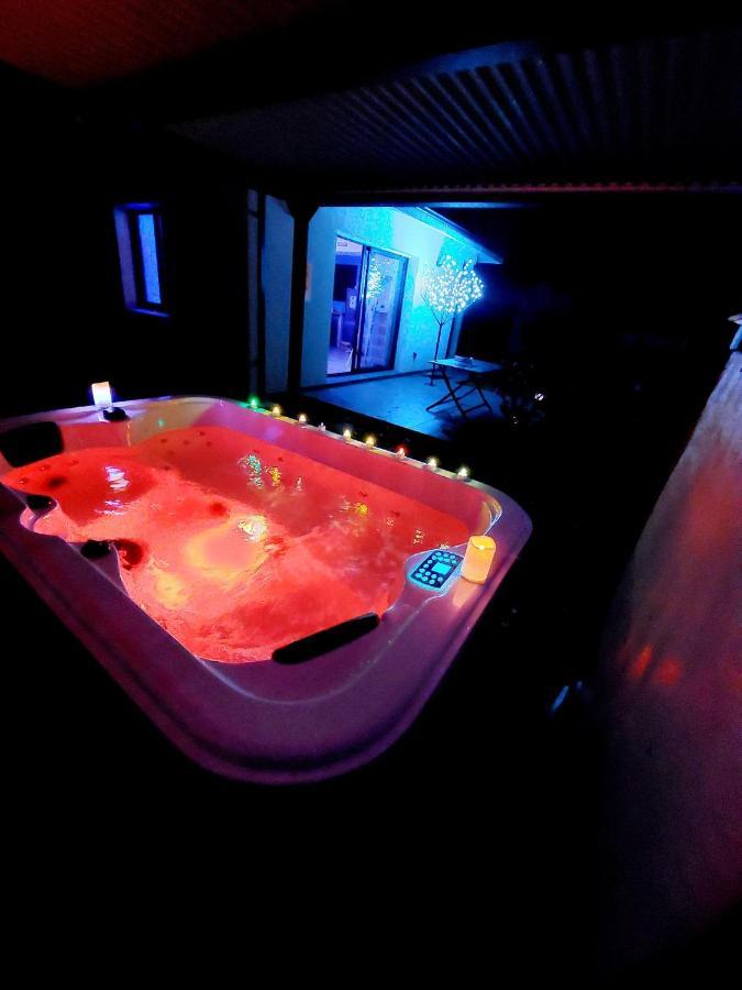 Un Sejour Romantique En Couple Avec Jacuzzi Prive Chromotherapie Jardin Maison Privee Ychoux Εξωτερικό φωτογραφία